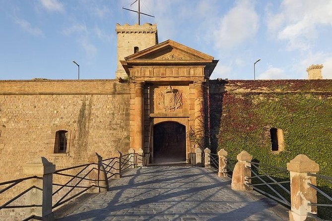 Montjuïc Cable Car & Magic Fountain Barcelona Private Tour - Montjuïc Castle private visit and the dungeon story