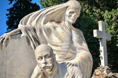 Montjuïc Cemetery Walking Tour – Hidden Art, History & Views - Stop 1: The Columbus Monument Start Point (And What It Sets Up)