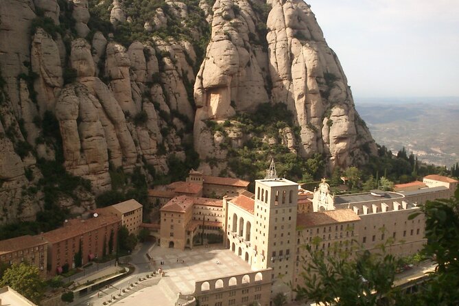Montserrat Complete Guided Tour & The Boys Choir's Performance - Museum time at Montserrat: art that complements the sacred sights