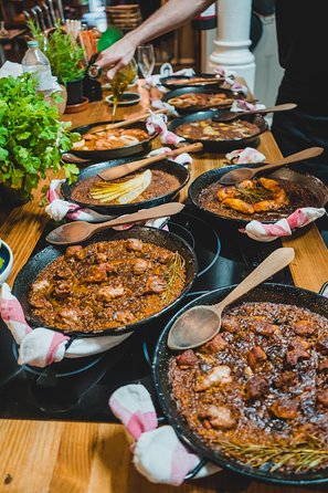 Paella Experience and Bottomless Wine in Barcelona - Your 5-course dinner: starters, paella, and two desserts