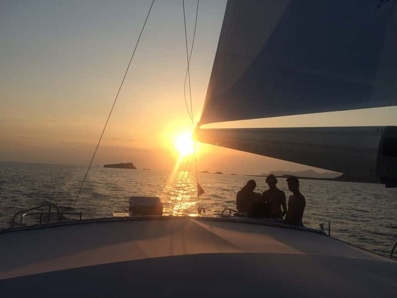 Palma de Mallorca: Deluxe Catamaran Sailing Tour with Meal - Food and drinks onboard: what’s included, what costs extra