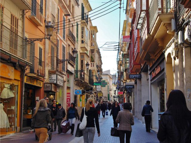 Palma de Mallorca: Guided Tour of the Old Town - Almudaina palace, the Jewish quarter, and the city wall edge
