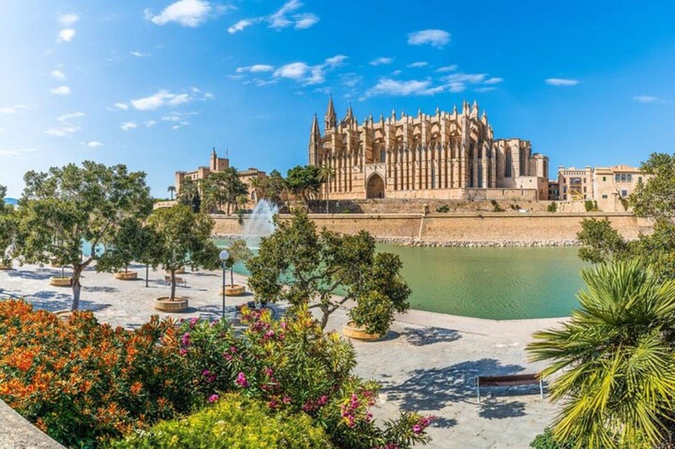 Palma de Mallorca : Must see Walking Tour With A Guide - Plaça de Cort: your quick orientation stop that pays off later