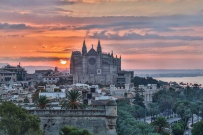 Palma de Mallorca : Must see Walking Tour With A Guide - Palma Old Town with your guide driving the stories