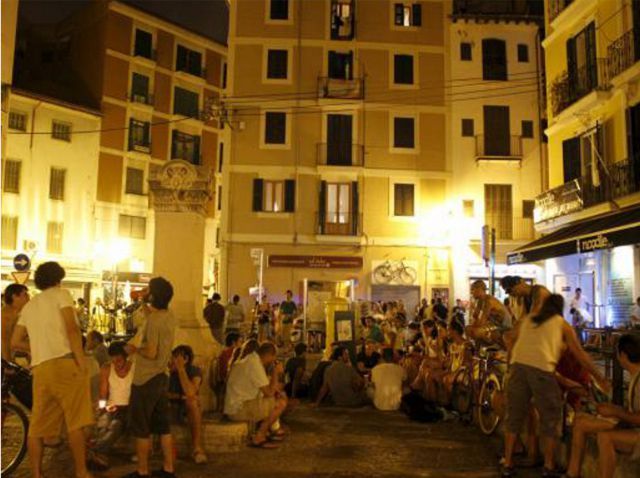 Palma de Mallorca: Old Town Atmospheric Evening Tour - Parc de la Mar and Es Baluard Fortress: The Sea-Side Mood Shift