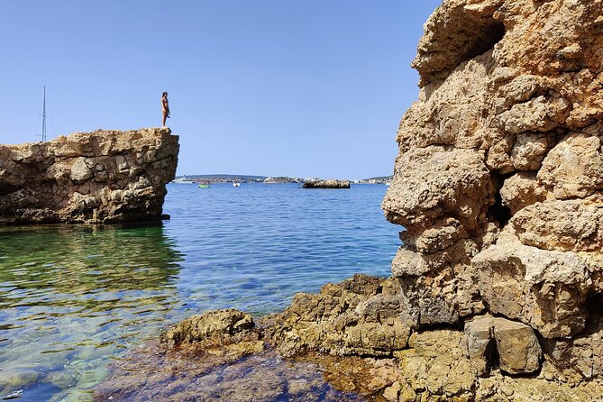 Palma de Mallorca: Small Group Tour by Locals in Hidden Coves - Stop 3: Mirador de Rafael for sea-and-skyline photos