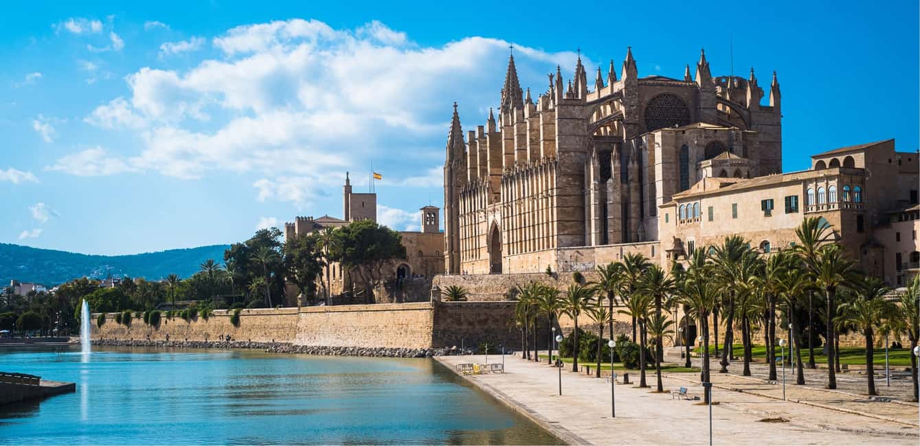Palma de Mallorca: Walking Tour, Cathedral & Local Tasting - Starting at CaixaForum Palma: a calm kickoff before the classics