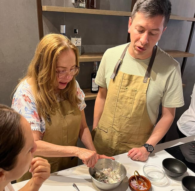 Palma: Mediterranean Cooking Class with Drinks - The first hour: drinks, introductions, and the chopping phase