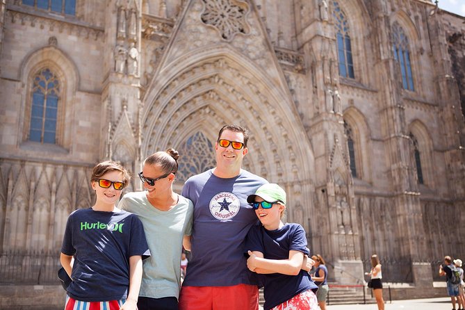 Photoshoot tour in Barcelona Secret Corners - Quick Icon Shot: Pont del Bisbe (5 Minutes)
