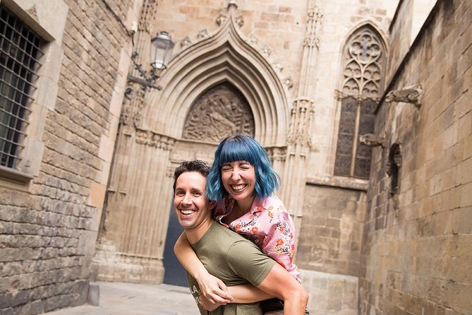 Photoshoot tour in Barcelona Secret Corners - The Photographer Factor: Posing Help That Keeps It Fun