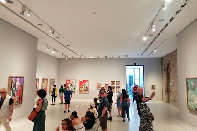 Picasso Museum and Walking Tour Plus Optional Wine & Food Tasting - Entering the Picasso Museum with a plan (since the guide won’t join you)