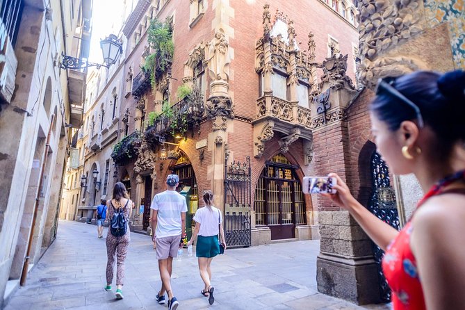 Picasso's Barcelona on Electric Bike Small Group Tour - Meeting at Plaça de Sant Agustí Vell: your first ride, explained clearly