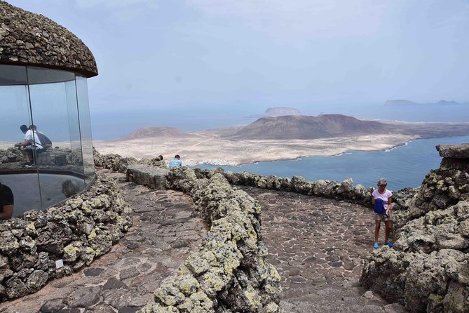 Premium Tour Timanfaya National Park and Cueva de Los Verdes - Jameos del Agua: César Manrique’s twist, sea pool drama, and tiny albino crabs