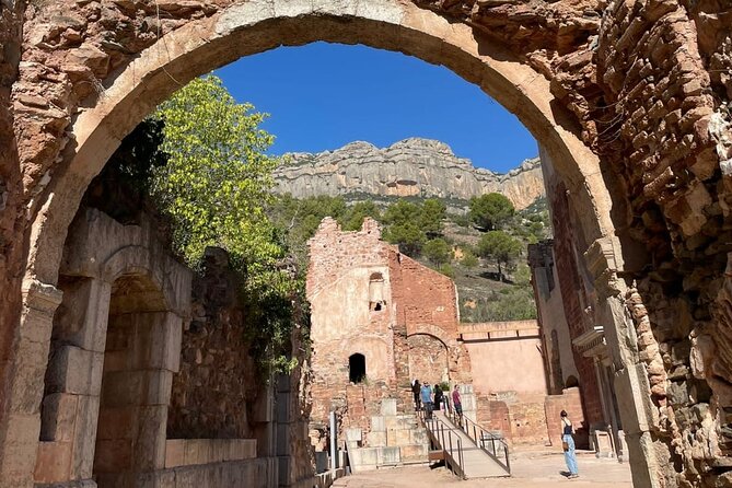 Priorat tour to 3 small wineries and hotel pick-up - Stop 2: Clos Figueras Lunch and Wine Pairing (Plan for €29–€45 Options)