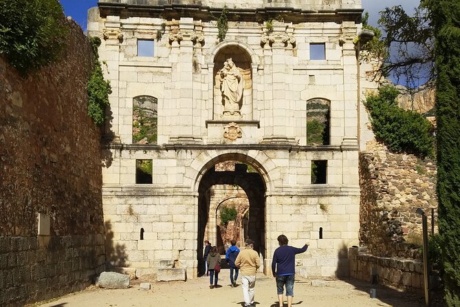 Priorat tour to 3 small wineries and hotel pick-up - The Guides: How Joan and Ivan Make the Day Click