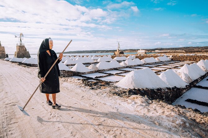 Private and Guided Tour to the Salinas de Janubio with Tasting - Timing, weather, and what to bring for a comfortable visit
