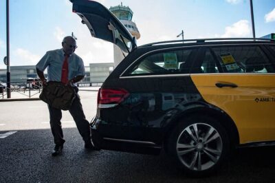 Private Arrival Transfer from El Prat Airport to Central Barcelona - Timing, flight tracking, and the 60-minute wait rule