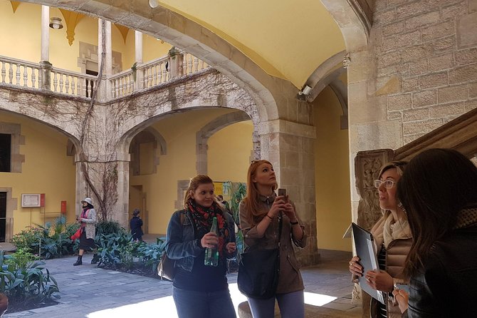Private Barcelona Old Town and Gothic Quarter Walking Tour - Plaça Reial and Plaça del Rei: Warm Lighting and Medieval Quiet