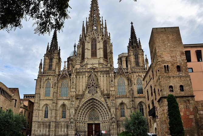 Private Barcelona Old Town and Gothic Quarter Walking Tour - Gothic Quarter (Barri Gòtic): From Roman Village to Cathedral Corners