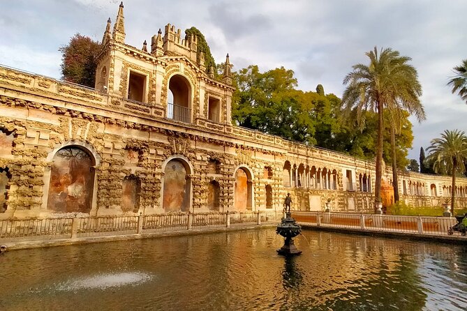 Private Walking Tour Alcazar and Cathedral in Sevilla - Stop 3: Real Alcázar patios, rooms, and the royal present tense