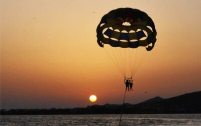 Puerto del Carmen: 10-Minute Parasailing Expereince - From Their Office to the Parascending Boat Platform