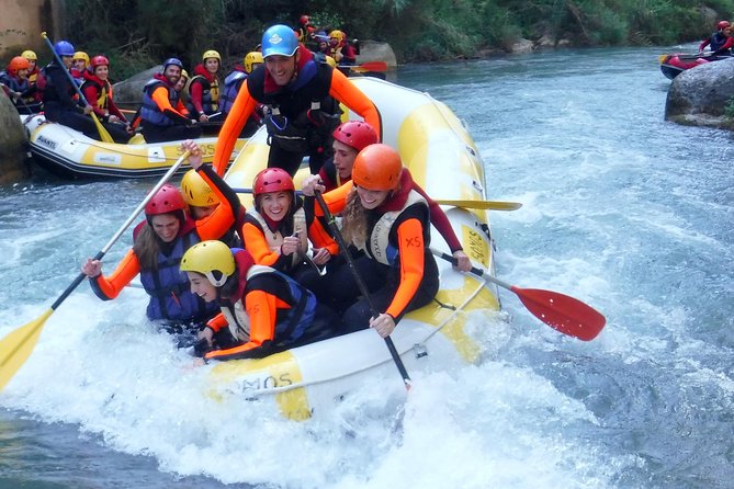 Rafting white water in Montanejos 1h Valencia - The optional rock jump moment (and how it’s handled)