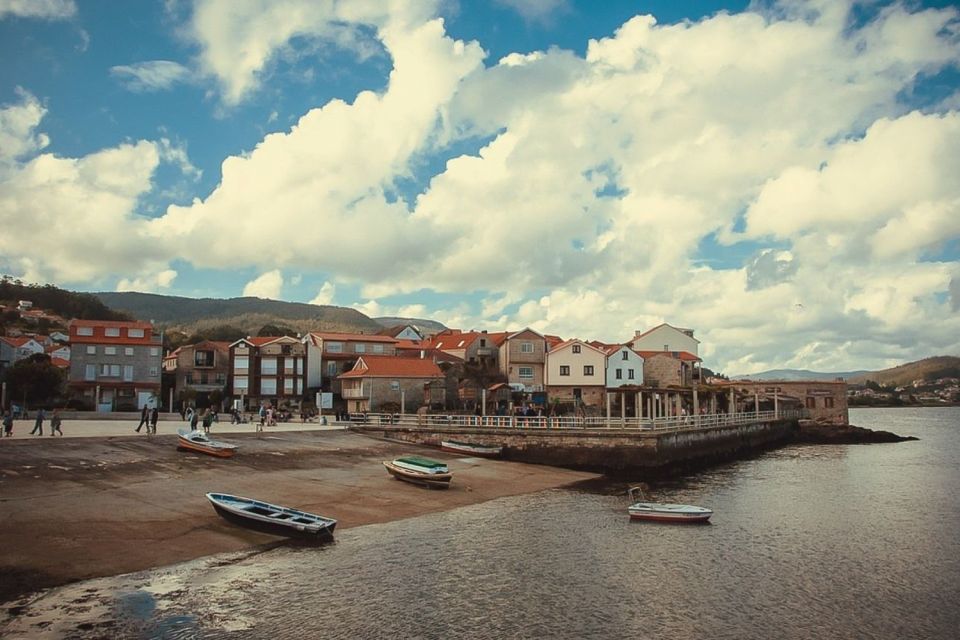 Rías Baixas: Guided Day Tour from Santiago with Boat Ride - The Santiago-to-Rías Baixas day format (and why it works)