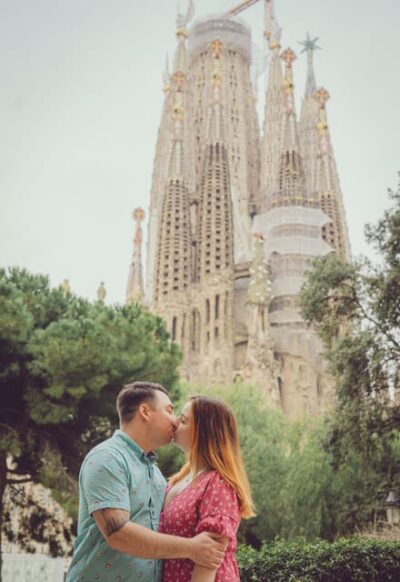 Romantic Photoshoot Experience for Couples in Barcelona - Meeting at the Sagrada Familia Souvenir Shop (and why that helps)