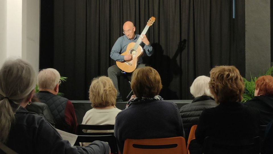 Ronda: Spanish - Classical & Flamenco - Guitar Concert - Ronda Guitar House: a focused concert in the heart of the old town