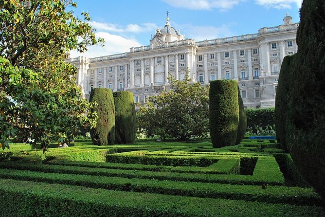 Royal Palace Guided Tour Small Group with Tickets - Guides and the “small details” that make or break it