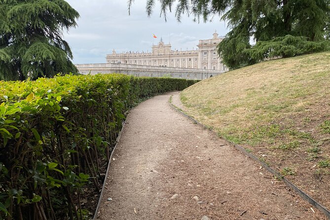 Royal Palace Madrid Small Group Tour with Skip the Line Ticket - Crowds management: where you stand, where you walk, and why that matters