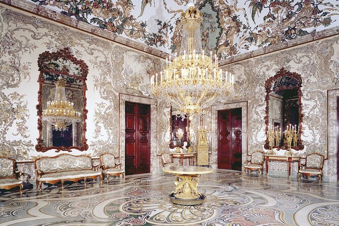 Royal Palace of Madrid Early Entrance Tour Skip-The-Line Ticket - Meeting at Julià Travel and Getting to the Palace Smoothly
