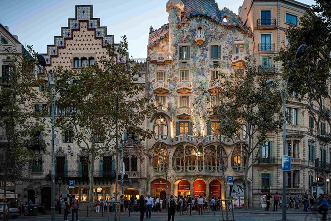 Sagrada Familia & Barcelona Small Group Tour with Hotel Pick-up - Gothic Quarter walking: Roman-to-medieval Barcelona in 45 minutes