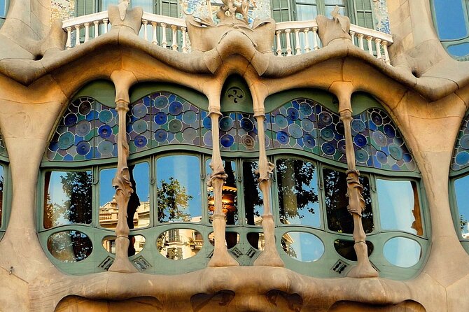 Sagrada Familia & Barcelona Small Group Tour with Hotel Pick-up - Montjuïc panoramas and Passeig de Gràcia Modernisme
