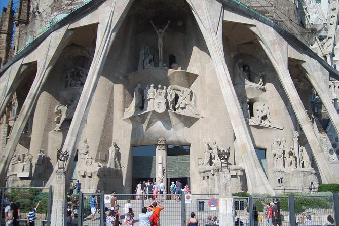 Sagrada Familia Evening Private Tour with Expert Guide - Inside the Basilica: the 90-minute flow with a licensed guide