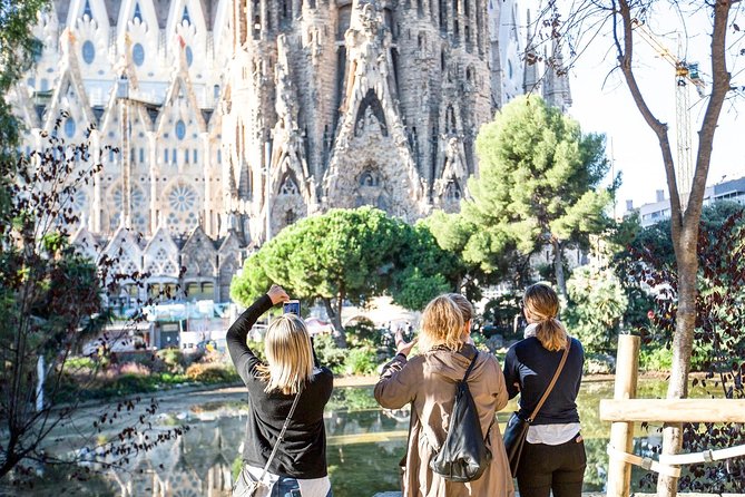 Sagrada Familia Fast Track Guided Tour with Towers Access - Fast-Track Entry at Sagrada Familia: Worth It When It’s Crowded