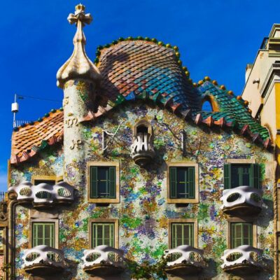 Sagrada Familia & Gaudi Guided Tour Private or Small Groups - Meeting point at Las Ramblas: arrive ready to walk