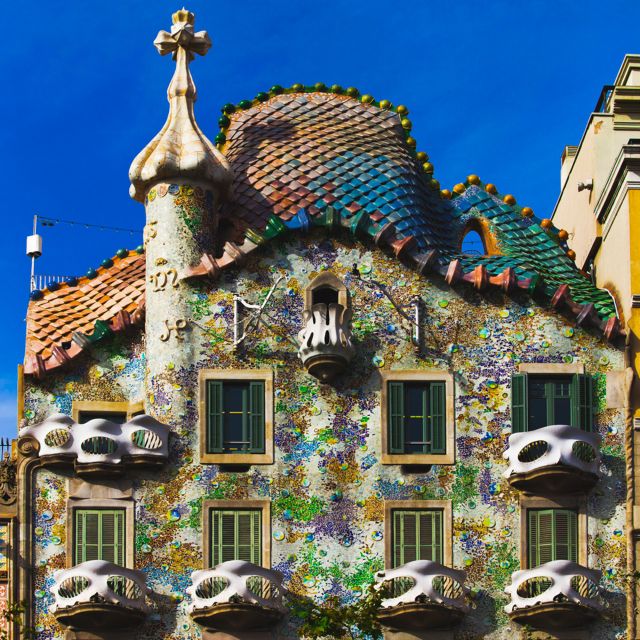 Sagrada Familia & Gaudi Guided Tour Private or Small Groups - Meeting point at Las Ramblas: arrive ready to walk