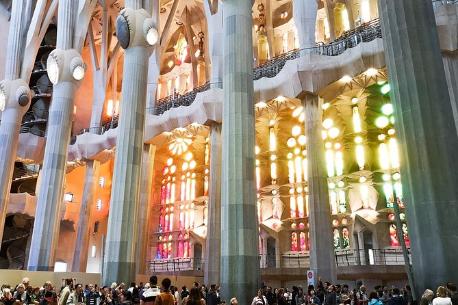 Sagrada Familia & Gaudi Tour Private or Small Group with Tickets - Where you start and how the day flows