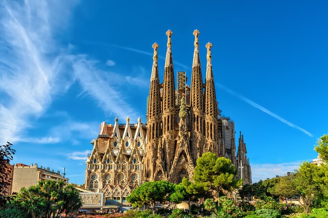 Sagrada Familia Guided Tour with Skip The Line Access - Your guide and audio headsets: hearing the story is half the magic