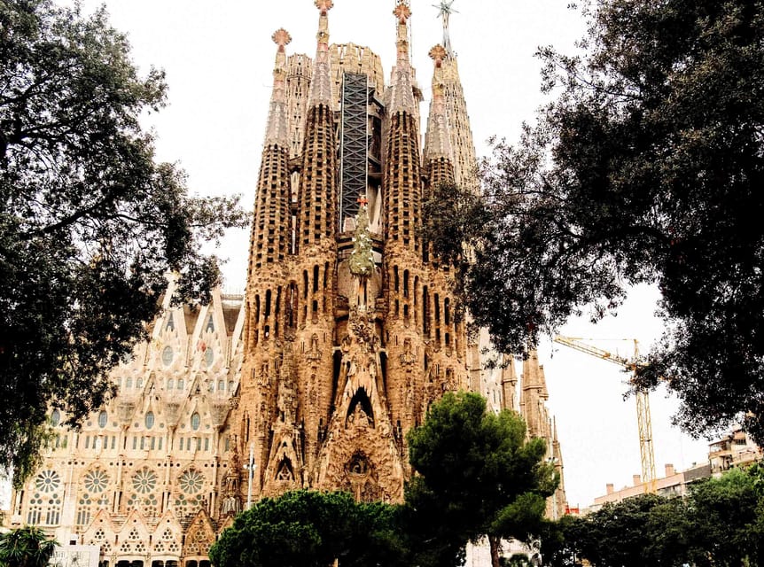 Sagrada Familia Guided Tour with Skip-the-Line Entry Ticket - What the guide quality looks like in real life