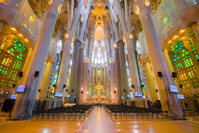Sagrada Familia Guided Tour with Towers Access - Getting There: Meeting Point and First 10 Minutes Matter