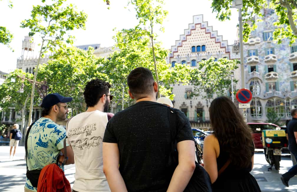 Sagrada Família & More: Barcelona Tour + Candy Tasting - Another quick modernist stop: 10 minutes to connect the dots