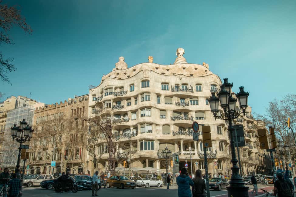 Sagrada Família & More: Barcelona Tour + Candy Tasting - Casa Amatller: 10 minutes of another modernist voice