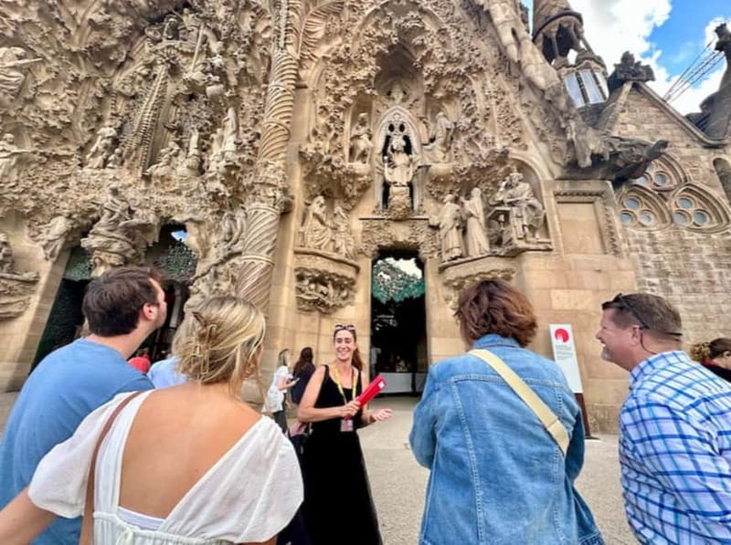 Sagrada Família & Park Güell Guided Tour with Transportation - What to Bring and What Not to Wear