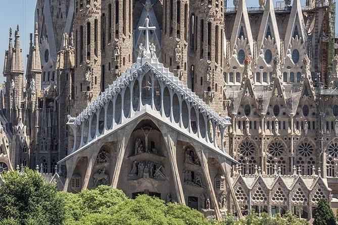 Sagrada Familia Private Tour with Skip-the-Line Ticket - Gardens outside: a short pause with good payoff