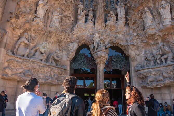 Sagrada Familia Small Group Guided Tour with Skip the Line Ticket - Inside the Basilica: what you’ll actually see up close