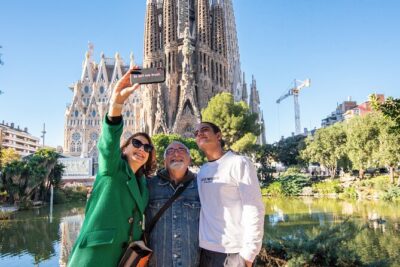 Sagrada Familia Small Group Guided Tour with Skip the Line Ticket - Small group size (15 max) and the rhythm of a good visit
