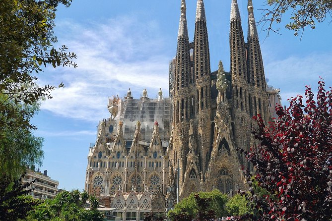 Sagrada Familia Small Group Tour with Skip the Line Ticket - Your 90 minutes inside the basilica: what the guide actually helps you notice