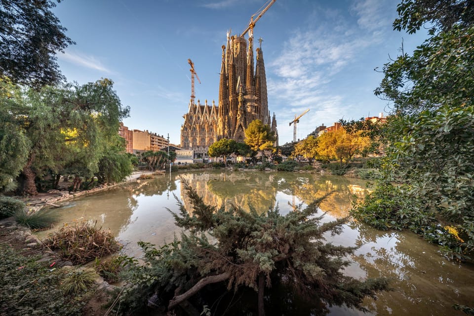 Sagrada Familia Tour with Express Entry and Local Guide - Facades, Symbol Codes, and Sculpture-Spotting